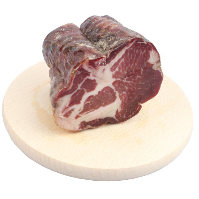 Trancio di Capocollo di Cirigliano ottenuto da suini allevati localmente, aromatizzato con peperoni, sale e pepe e realizzato dal produttore Presidio Slow Food.