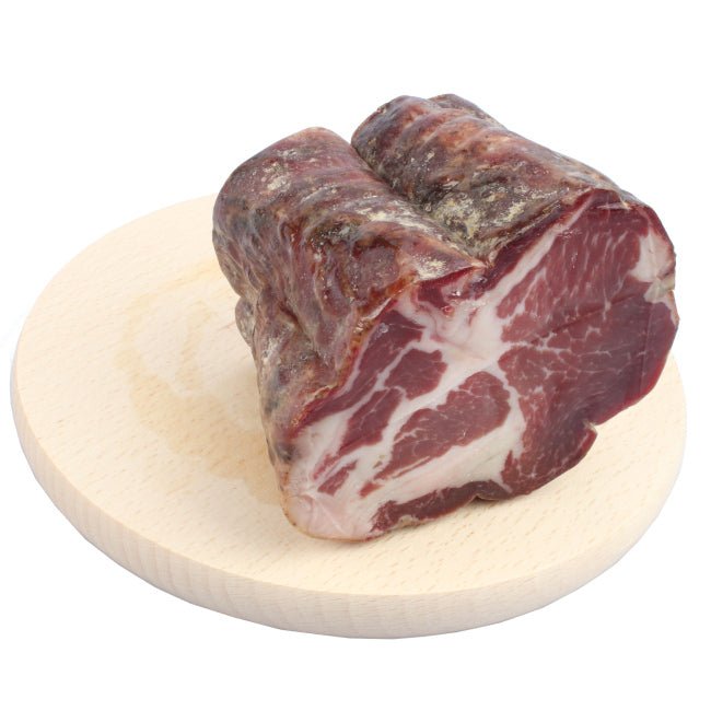 Capocollo di Cirigliano artigianale, preparato con carne proveniente da allevamenti locali e insaporito con peperoni, sale e pepe.