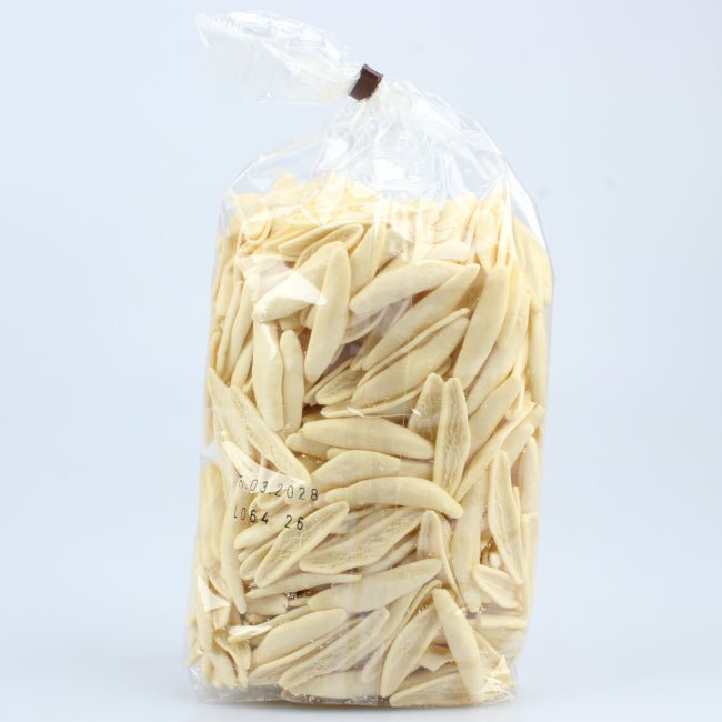 Primo piano delle Foglie d'ulivo Lucanella trafilate al bronzo, pasta artigianale dalla superficie ruvida