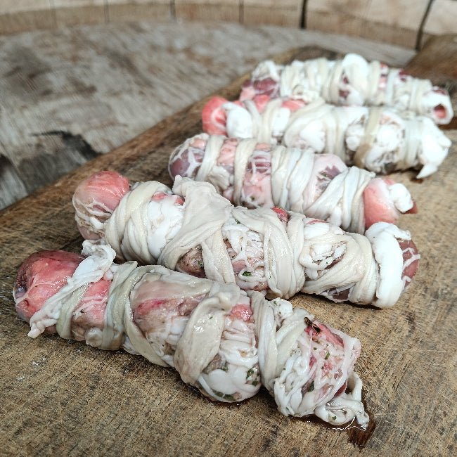 Gnummaredd lucani cotti alla brace, involtini di frattaglie di agnello della cucina tradizionale lucana, pugliese e del Sud Italia
