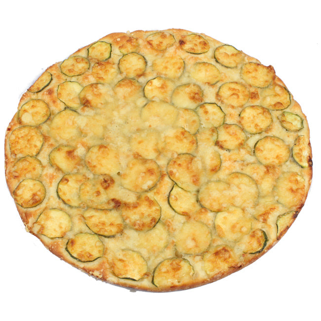 Trancio di focaccia con zucchine fresche e formaggio filante cotta nel forno tradizionale di San Brancato