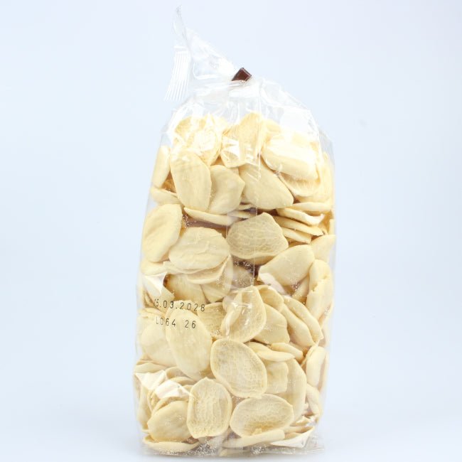 Primo piano di strascinati Lucanella trafilati al bronzo, pasta artigianale lucana dalla superficie ruvida ideale per trattenere sughi e condimenti della cucina tradizionale.