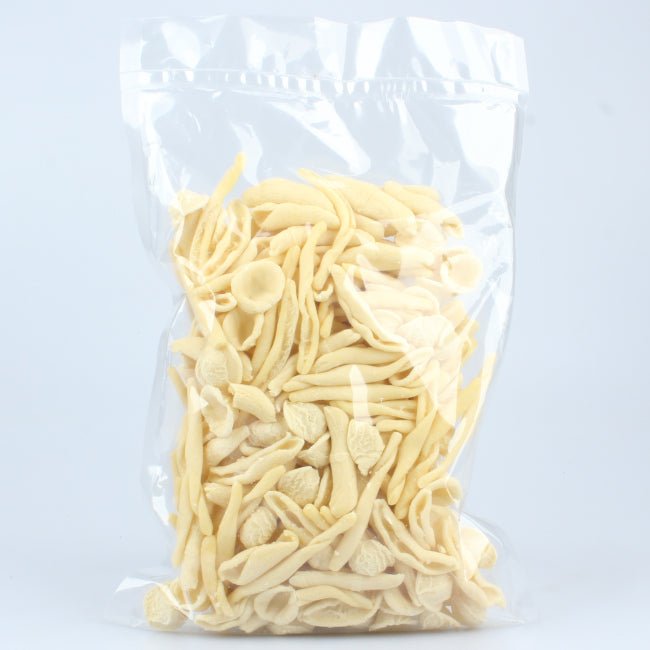 Composizione di tre formati di pasta di semola di grano duro, realizzati in laboratorio artigianale.