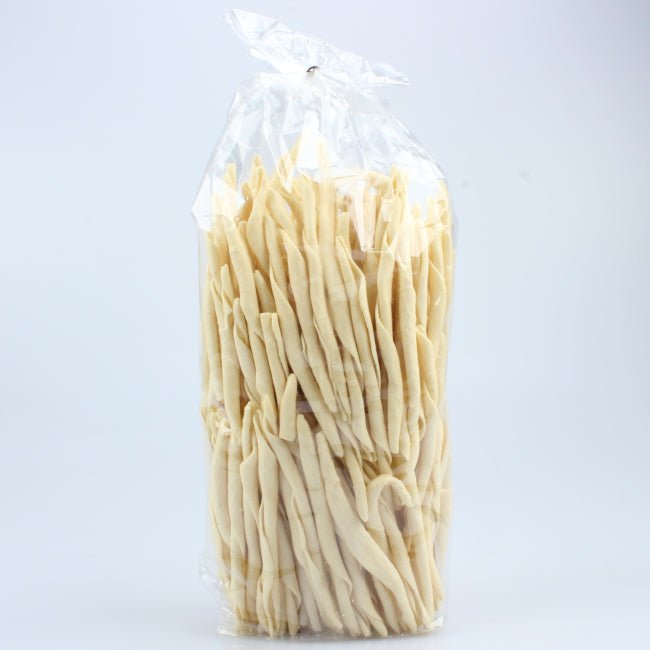 Primo piano di Fusilli Ferricelli Lucani trafilati al bronzo, pasta artigianale dalla forma cava ideale per trattenere ragù, sughi e condimenti tipici della cucina lucana.