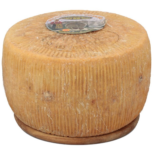 Forma intera di pecorino lucano di Filiano dop