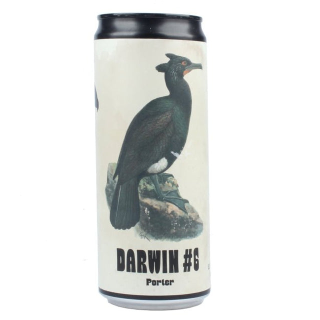 Birra Darwin in stile Porter, dal colore marrone scuro con riflessi rubino e schiuma compatta color avorio. Al naso emergono note di caramello, toffee, cacao e cioccolato.