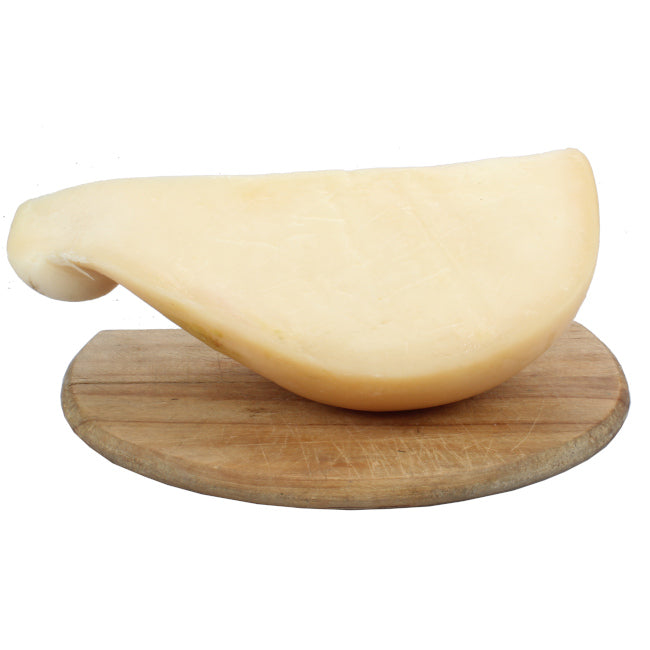Formaggio Caciocavallo Silano DOP — stagionato naturalmente e dal sapore intenso, ideale per taglieri, ricette tradizionali o degustazioni gourmet. Scopri l’autentico sapore lucano su Sudrise.com.