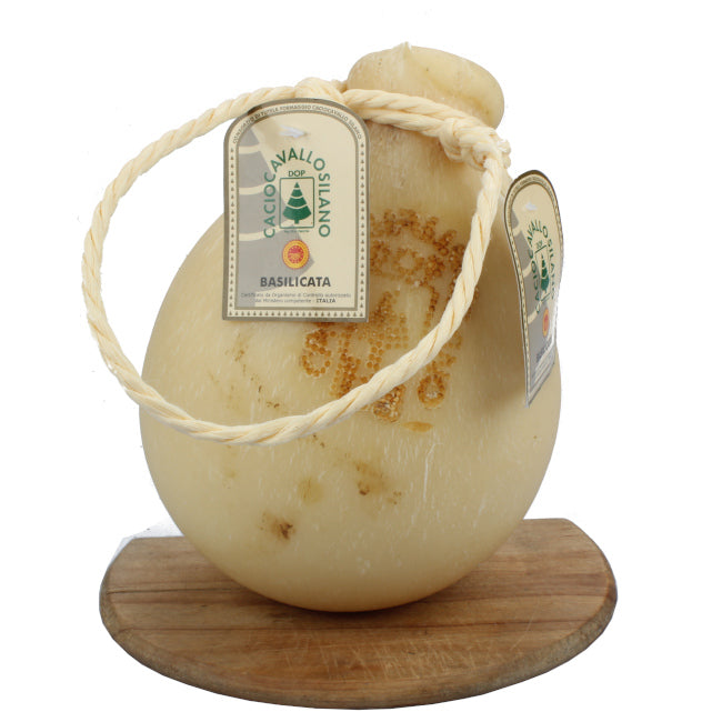 Caciocavallo Silano DOP — formaggio tipico del Sud Italia prodotto in Basilicata con latte vaccino locale. Lavorazione artigianale e gusto deciso per un’eccellenza gastronomica selezionata da Sudrise.
