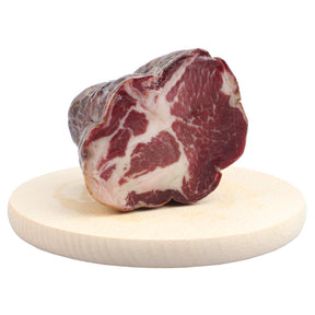 Capocollo di Cirigliano stagionato, prodotto da allevamenti locali e lavorato con peperoni, sale e pepe secondo la tradizione lucana. Presidio Slow Food.