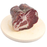 Trancio di Capocollo di Cirigliano ottenuto da suini allevati localmente, aromatizzato con peperoni, sale e pepe e realizzato dal produttore Presidio Slow Food.