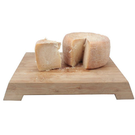 Formaggio di capra stagionato Lucano prodotto da latte di animali che pascolano