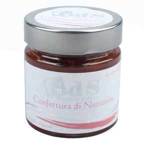 Confettura artigianale di nettarine a basso contenuto di zucchero, preparata con pezzi di frutta tagliati a coltello per preservarne consistenza e sapore.