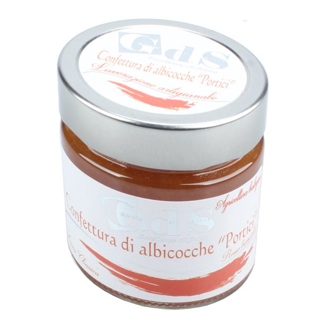 Confettura di albicocche con elevata percentuale di frutta, poco zucchero e pezzi di albicocca tagliati a mano, senza frullatura. Prodotte da Giovanni di Sirio