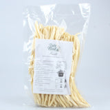 Pasta fresca ferricelli dalla forma allungata e cava, pronta per sughi corposi.