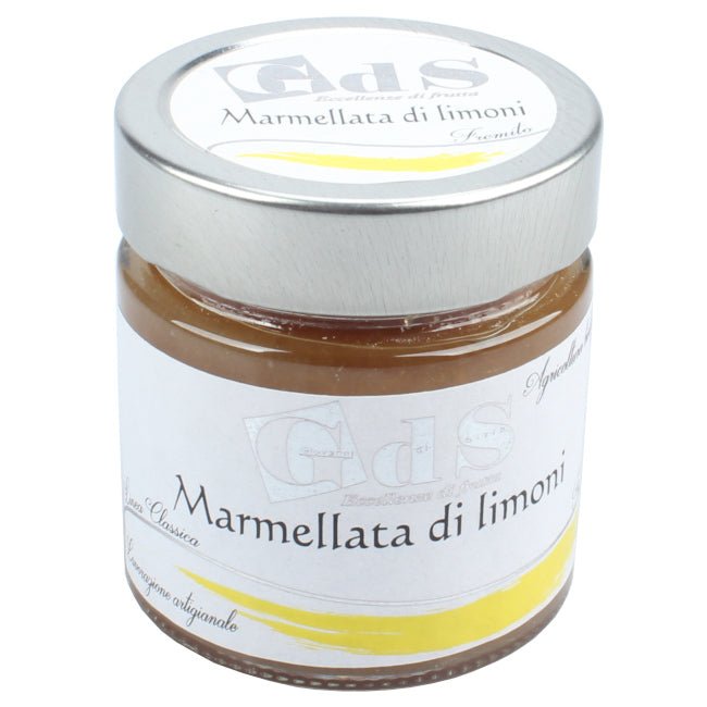 Vasetto di marmellata artigianale di limoni con scorze tagliate a mano, poco zucchero e agrumi biologici coltivati nel Sud Italia. Prodotto Biologico Lucano