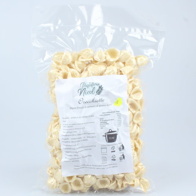 Primo piano di orecchiette dalla tipica forma concava, simbolo della tradizione del Sud Italia.