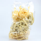 Nidi di fettuccine Paglia e Fieno del Pastificio Lucanella, pasta artigianale della Basilicata con semola di grano duro e spinaci, caratterizzata dai tradizionali colori giallo e verde e da una lavorazione trafilata al bronzo.