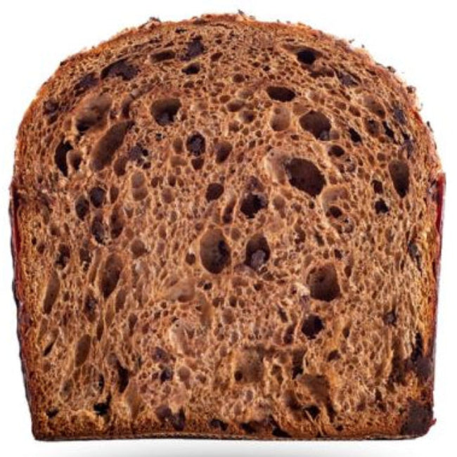 Panettone ricco e profumato di Andrea Gnoni con impasto al cacao, gocce di cioccolato fondente e amarene candite, realizzato artigianalmente in Basilicata.