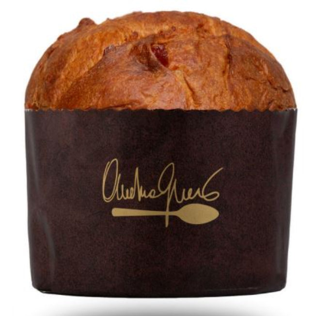 Panettone soffice e profumato di Andrea Gnoni con cioccolato al limone e olio extravergine d’oliva, realizzato artigianalmente in Basilicata.