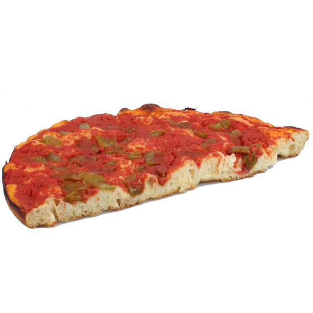Trancio di pizza con peperoni rossi e gialli preparata secondo la tradizione lucana