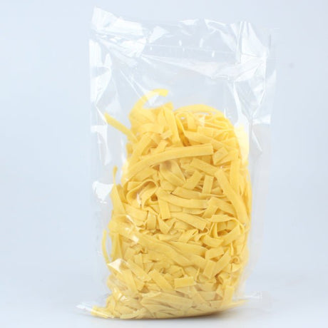 Tagliatelle fresche di semola di grano duro e uovo, tirate e tagliate a mano nel laboratorio artigianale.