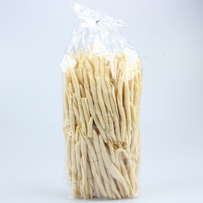 Primo piano di Fusilli Ferricelli Lucani trafilati al bronzo, pasta artigianale dalla forma cava ideale per trattenere ragù, sughi e condimenti tipici della cucina lucana.