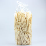 Primo piano di Fusilli Ferricelli Lucani trafilati al bronzo, pasta artigianale dalla forma cava ideale per trattenere ragù, sughi e condimenti tipici della cucina lucana.
