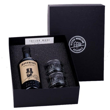 Bottiglia di Amaro Importante Jefferson, amaro artigianale calabrese dal colore ambrato e dalle intense note agrumate ed erbacee
