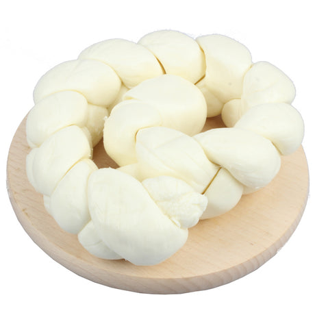 Treccia del Caseificio Piano della Spina, specialità casearia lucana a pasta filata, ideale come antipasto o secondo piatto, confezionata per garantire la massima freschezza.
