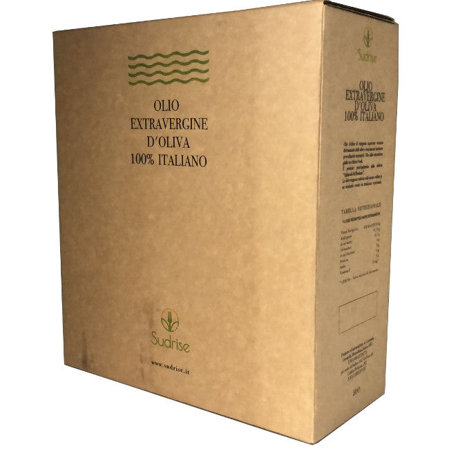 Versata di olio extravergine d’oliva fresco dal colore verde intenso e profumo fruttato